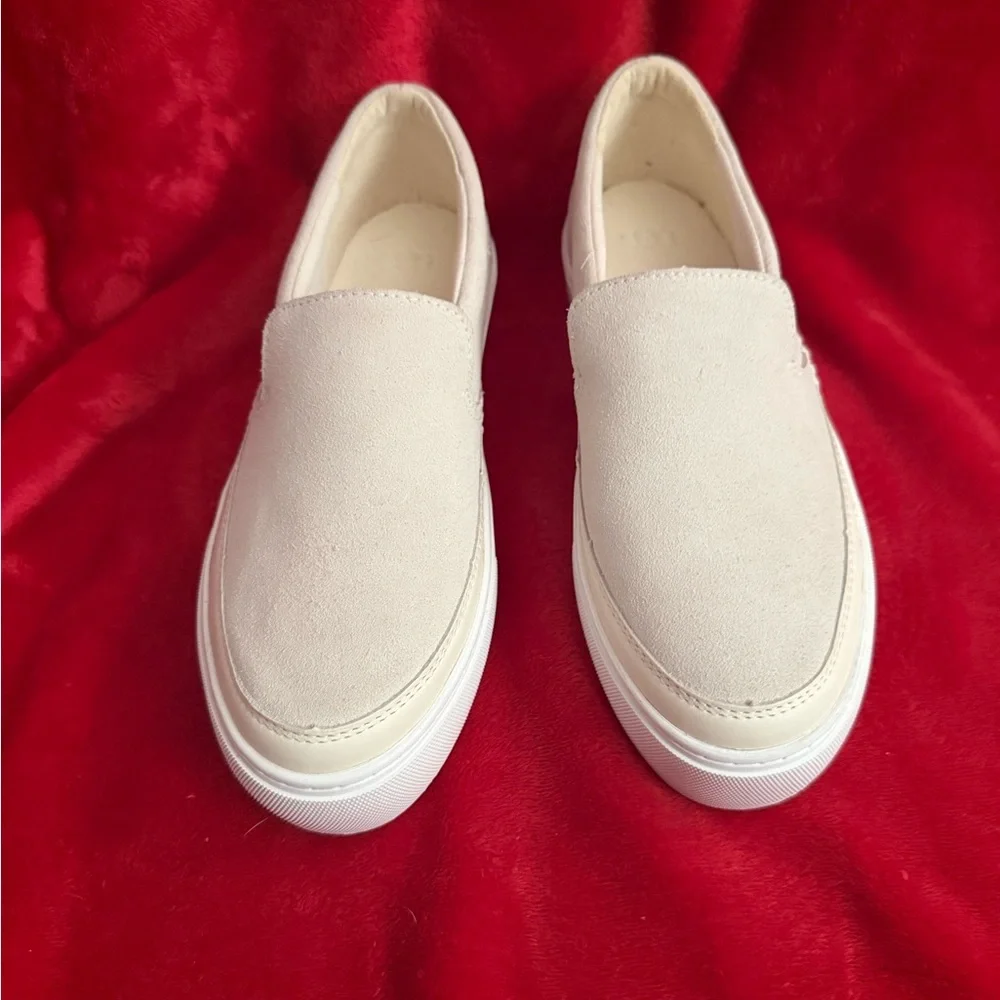 UGG slip on’s. Size 8. Never been worn. - Picture 1 of 5